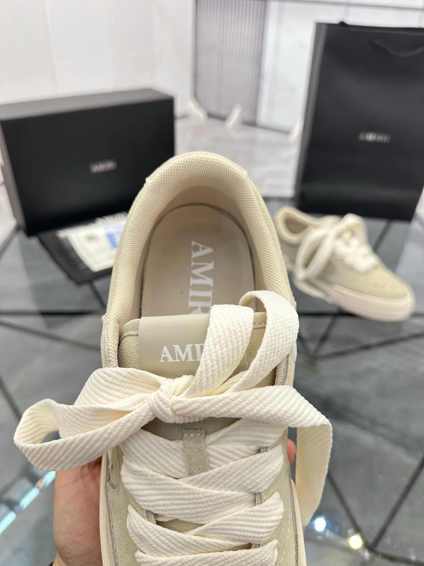 Men's shoes: 💰P600¥ Top quality in Guangzhou Product trademark: AMIRI* "Amir*" low-top casual shoes Regular size: 39-44 (can be customized to 45) Product material: Upper imported first-layer cowhide spliced ​​nubuck leather, breathable lining, original outsole. Number: 525